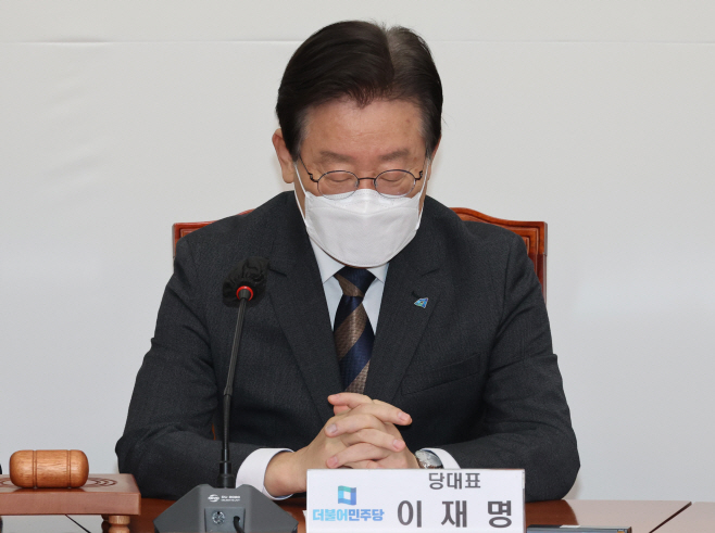 생각에 잠긴 이재명 대표