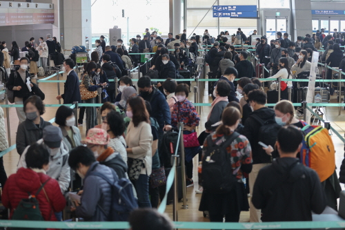 북적이는 인천공항<YONHAP NO-2325>