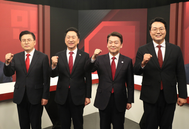 TV토론 기념촬영하는 국민의힘 당대표 후보들