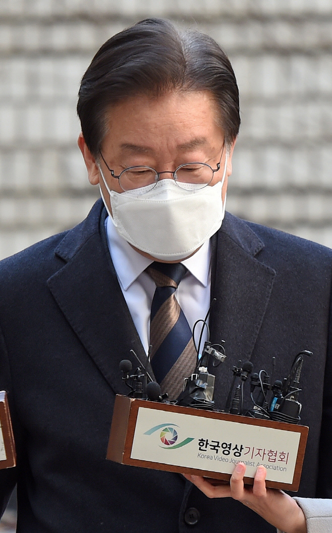 이재명, 첫 공판 출석