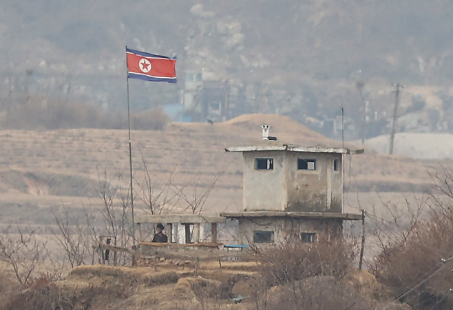 초소에서 근무하는 북한군