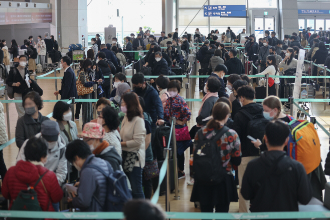 북적이는 인천공항<YONHAP NO-2325>
