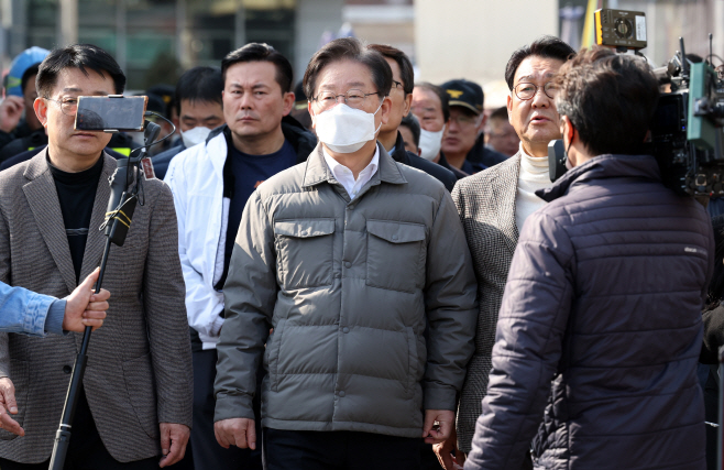 인천 현대시장 화재 현장 찾은 이재명 대표