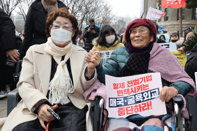 양금덕 할머니 손잡은 이용수 할머니<YONHAP NO-2392>