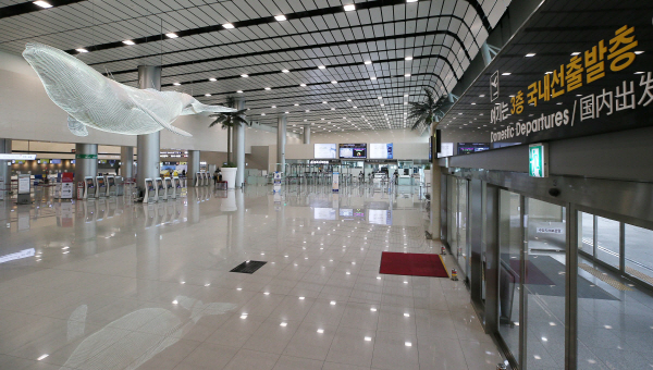 태풍에 텅 빈 제주공항<YONHAP NO-2421>