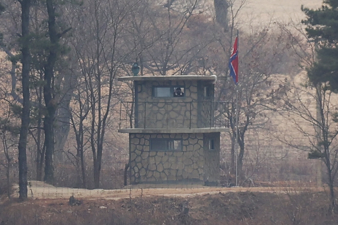 남측 바라보는 북한군