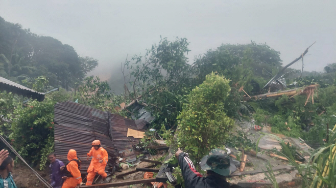 INDONESIA-LANDSLIDE <YONHAP NO-0243> (AFP)