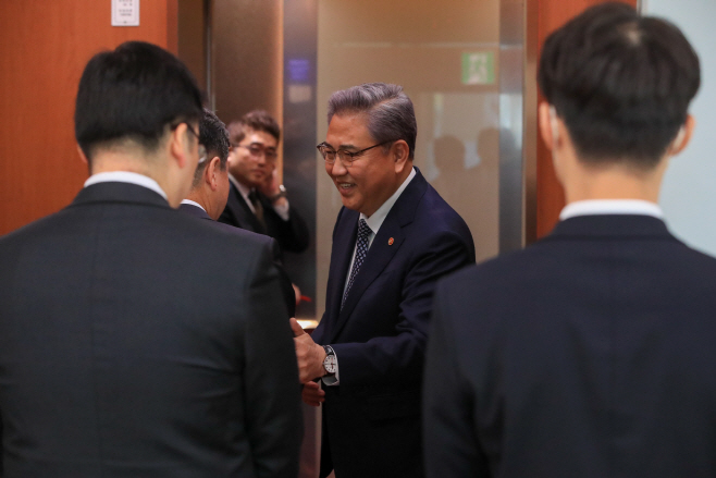 대화 나누는 박진 외교부 장관<YONHAP NO-2472>