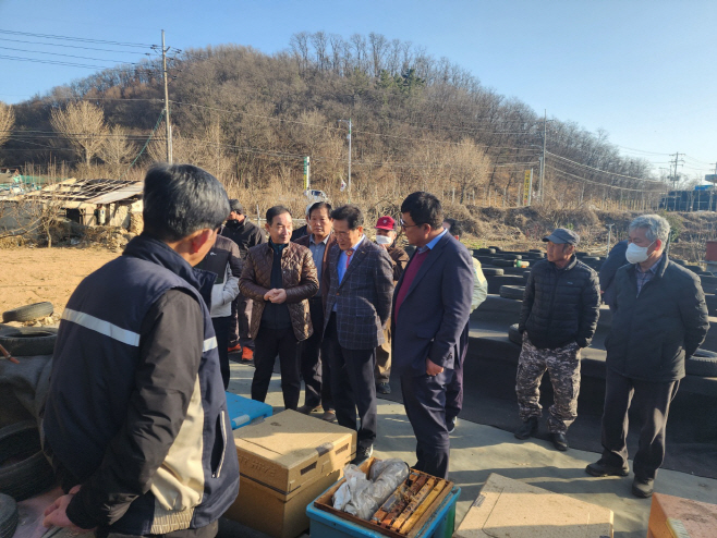 [사진] 영천시장, 꿀벌 실종피해 농가 현장 방문(4)