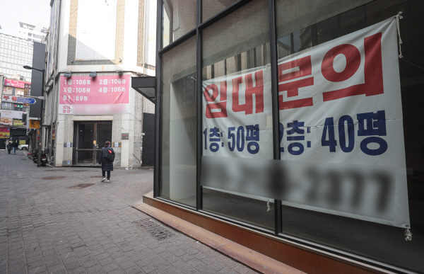 5%대 고물가 지속, 수출에 내수까지 부진<YONHAP NO-3921>
