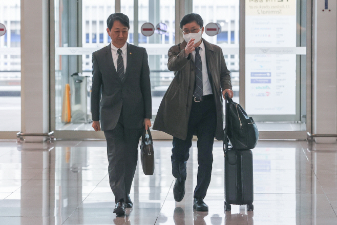 출국하는 안덕근 통상교섭본부장<YONHAP NO-2509>