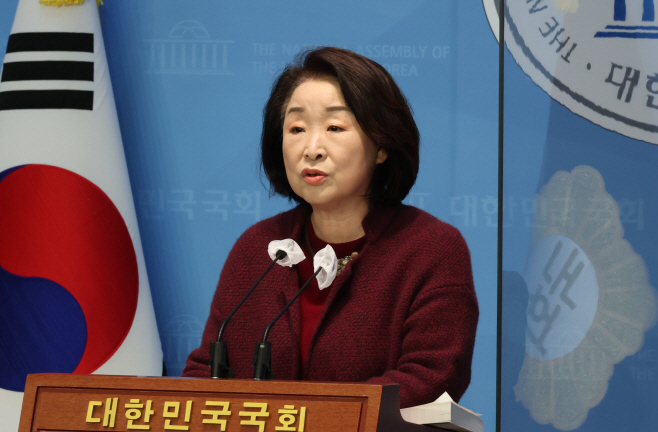 론스타 판결문 번역 보고 기자회견하는 심상정 의원