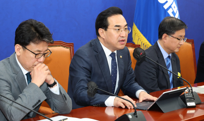 정책조정회의 발언하는 박홍근 원내대표