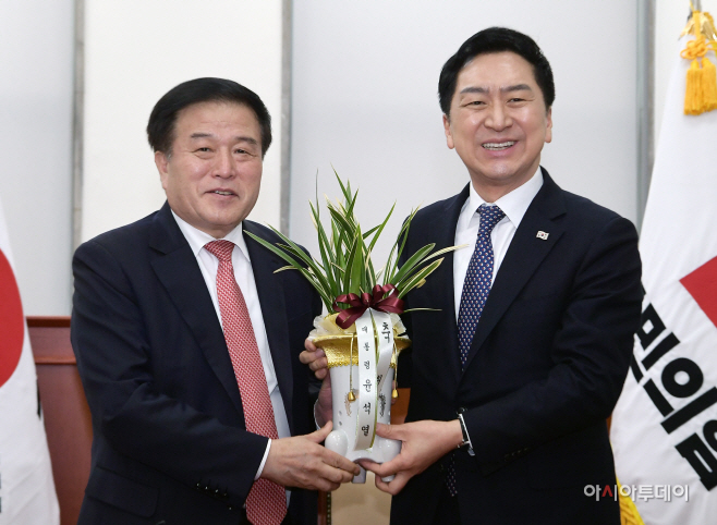 [포토] 윤석열 대통령 축하 난 전달받는 김기현 신임 대표