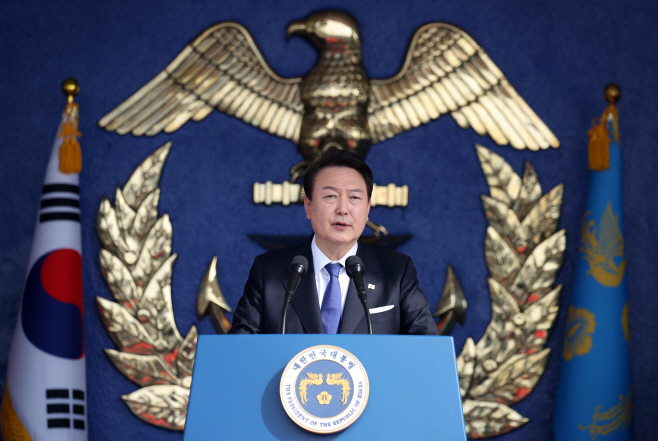 해군사관학교 졸업식 축사하는 윤석열 대통령