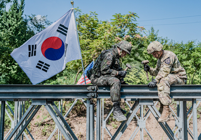 한·미군 합동 교량구축 훈련<YONHAP NO-3590>