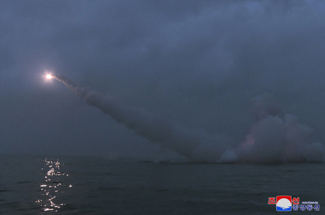 북한, 잠수함서 전략순항미사일 2기 발사<YONHAP NO-1053>