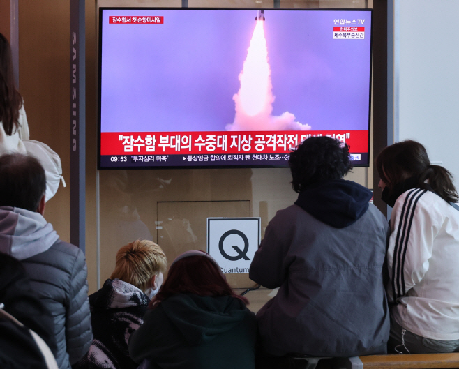 북한 미사일 발사 뉴스 보는 시민들<YONHAP NO-3790>