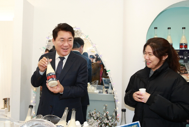 마크홀리 막걸리를 소개하는 박준희 구청장