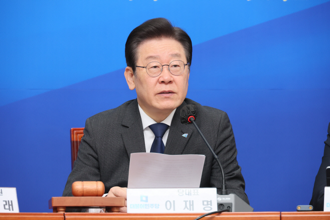 최고위원회의서 발언하는 이재명 대표