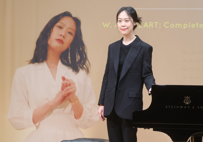 포즈 취하는 손열음<YONHAP NO-2551>