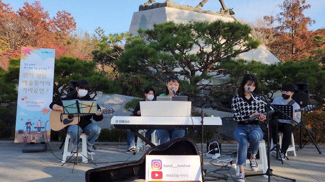 청년 예술인이 거리에서 노래를 하고 있다