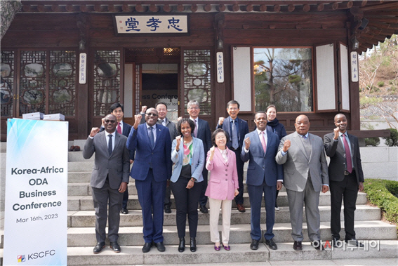 이은재 전문조합 이사장과 아프리카 6개국 초청 간담회 참석자