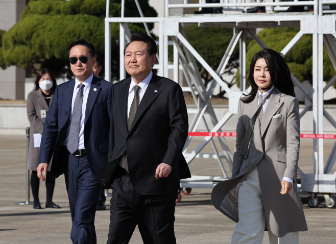 한일정상회담 위해 출국하는 윤석열 대통령 내외