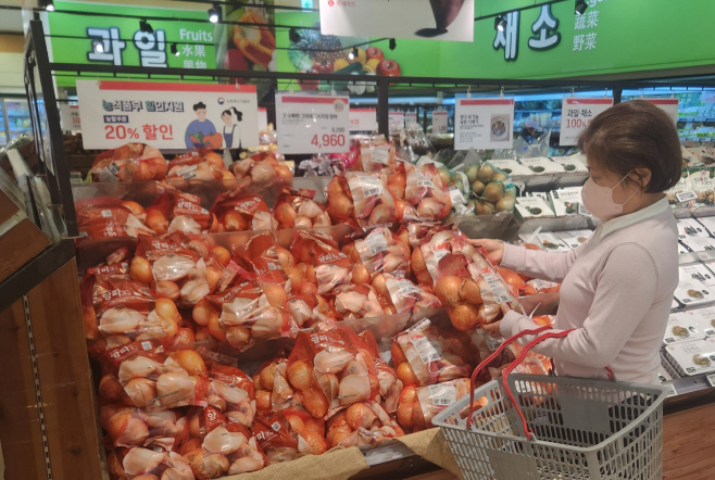 [롯데쇼핑-롯데마트] CA저장양파를 구매하고 있는 고객 사진
