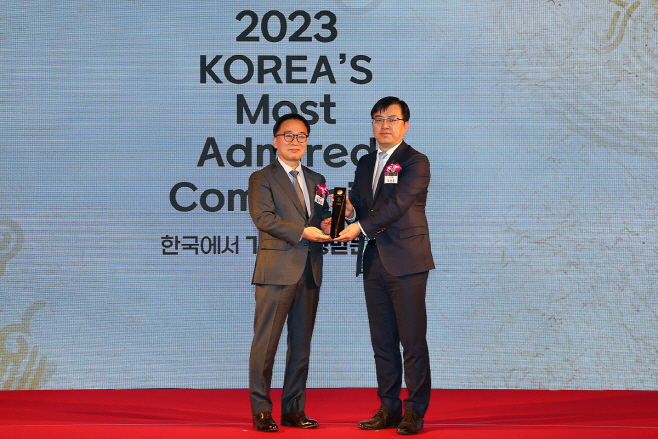 한국에서 가장 존경받는 기업 20년 연속 수상 사진(발송)