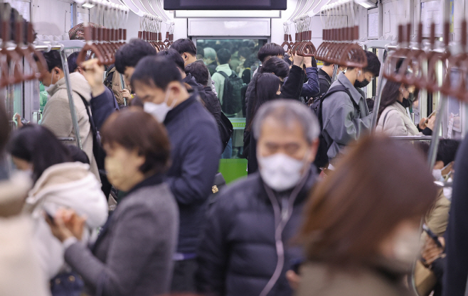 그래도 마스크<YONHAP NO-2285>