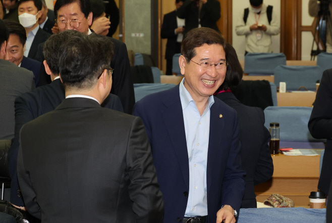 의원들과 인사하는 김학용 의원
