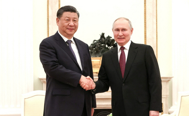 모스크바서 악수하는 시진핑·푸틴