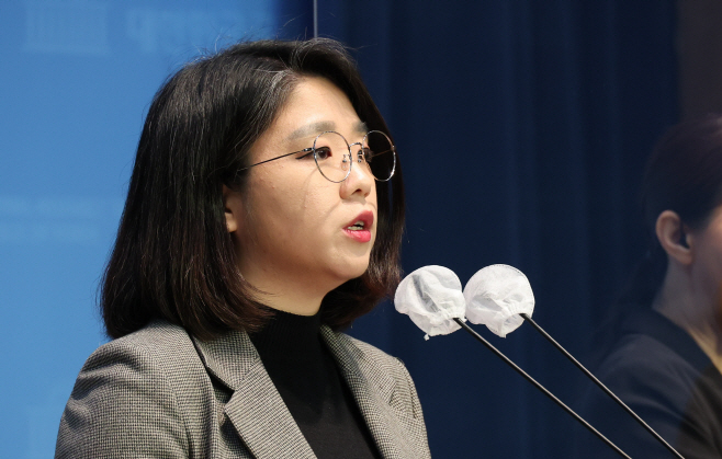 대장동·김건희 특검 관련 입장 발표 기자회견하는 용혜인 의원
