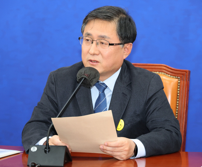 원내대책회의 발언하는 김성환 정책위의장
