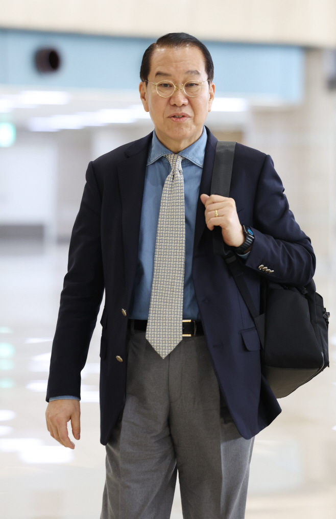 일본으로 출국하는 권영세 장관<YONHAP NO-2320>