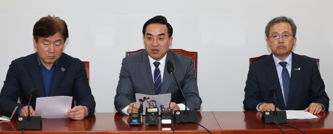 '검수완박' 헌재 판결관련 브리핑하는 박홍근 원내대표