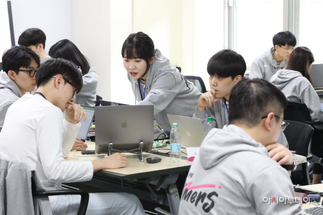 [사진_2] LG AI 해커톤 참가자들 모습
