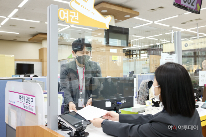 1.(사진)여권발급 연장운영 재개(1)