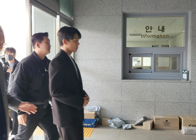 '마약류 투약 혐의' 유아인 경찰 출석