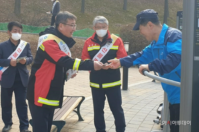 02-2.산불예방 안내문을 나눠주고 있는 김승건 만안구청장