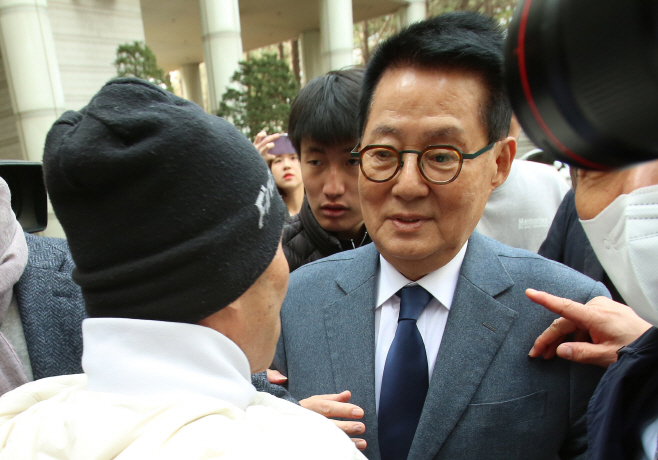 박지원, 유족 항의 받으며 공판 출석