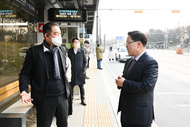 출근길 버스 이용 시민과 대중교통 관련 대화를 하고 있는 강수