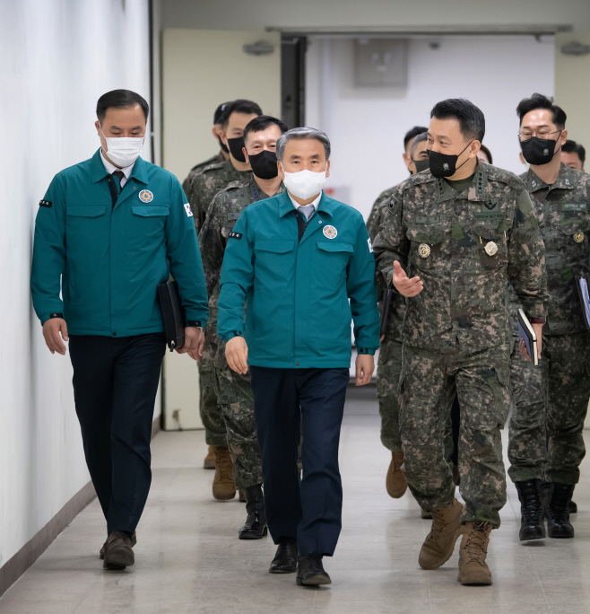 B-1 문서고 찾은 국방장관