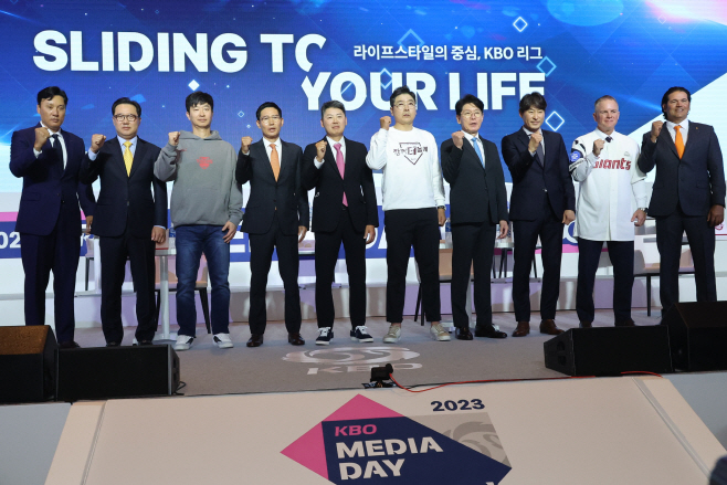 파이팅 외치는 10개 구단 감독들<YONHAP NO-3037>