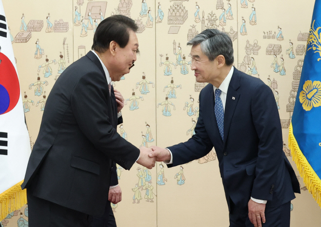 인사하는 윤석열 대통령과 조태용 신임 국가안보실장