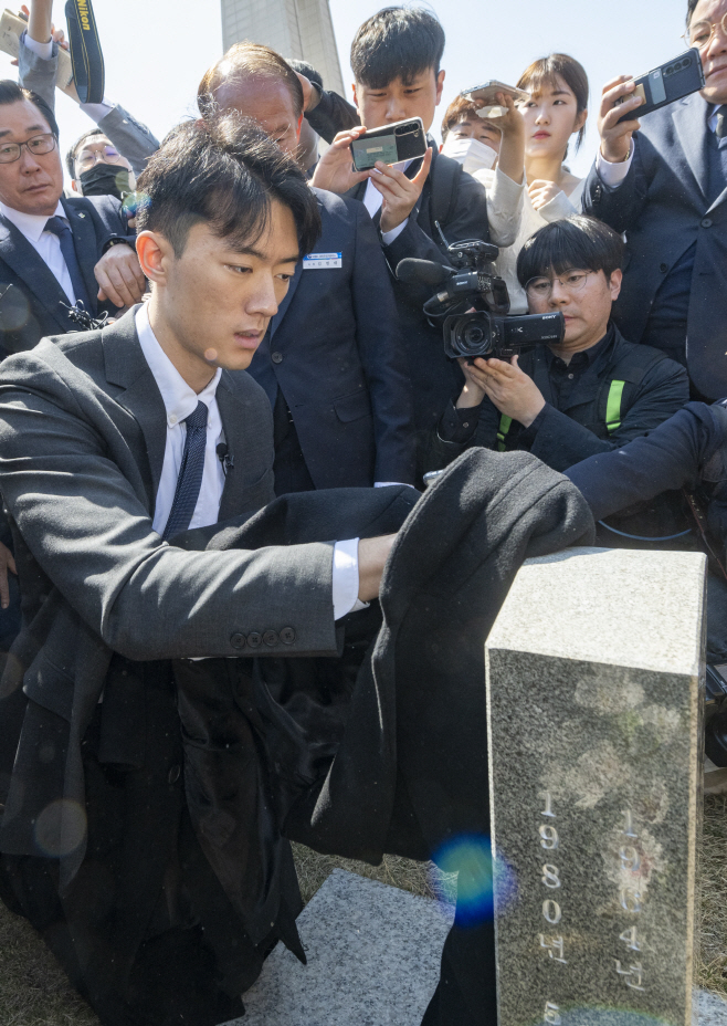 고 문재학 열사 묘비 닦는 전우원 씨
