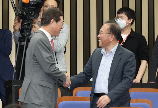 악수하는 김학용 의원과 윤재옥 의원