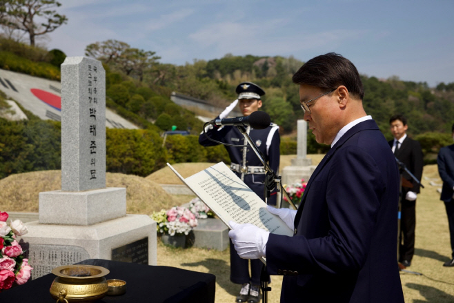 230403_포스코그룹경영진 현충원 참배_박태준초대회장묘소