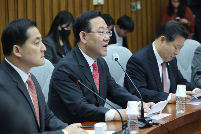 원내대책회의서 발언하는 주호영